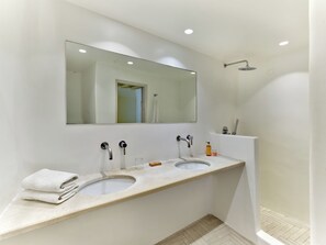 La Maison Suite | Bathroom | Shower, free toiletries, hair dryer, towels - La Maison Kalogera (Mykonos)