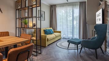 Superior Apartment, Non Smoking (inklusive Cleaning Fee EUR 86) | Living area | 32-inch flat-screen TV with cable channels, TV