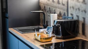 Estudio Business, 1 cama doble, no fumadores (including Cleaning Fee EUR 39) | Cocina privada | Máquina de café espresso, cafetera o tetera y hervidor eléctrico