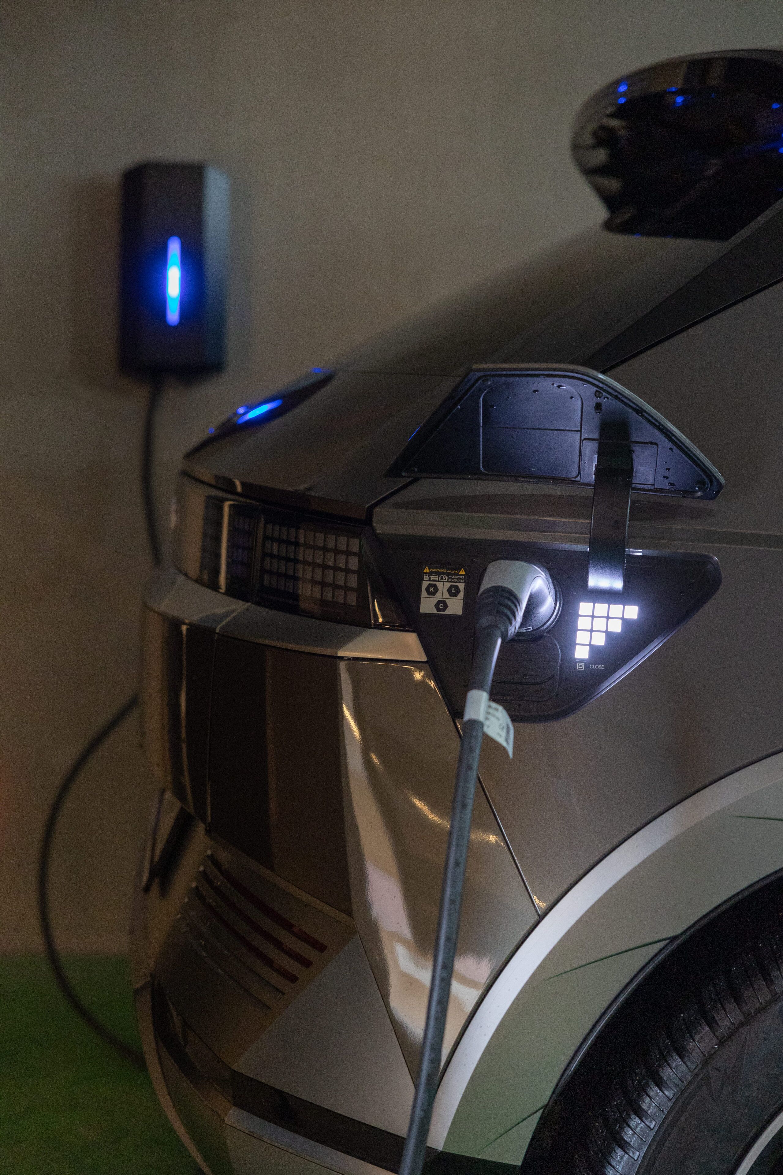 Een laadstation voor auto's, met een kabel aangesloten op het voertuig.