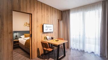 Business-Studio, 1 Doppelbett, Nichtraucher (inklusive Endreinigungsgebühr 39,00€) | Wohnbereich | 32-Zoll-Flachbildfernseher mit Kabelempfang, Fernseher