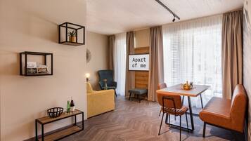 Deluxe Apartment, 1 Double Bed with Sofa bed, Non Smoking (including Cleaning Fee EUR 67) | Area keluarga | Televisi layar datar 32-inci dengan saluran TV kabel dan TV