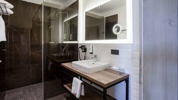 Deluxe Apartment, 1 Double Bed with Sofa bed, Non Smoking (including Cleaning Fee EUR 67) | Kamar mandi | Shower, pengering rambut, sandal, dan lantai berpemanas