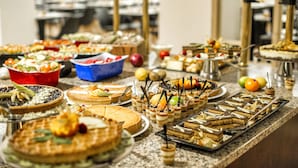 A buffet with various desserts and fruits. - SOWELL HOTELS Ardèche (Grospierres)