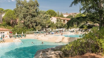 Utomhuspool och solstolar