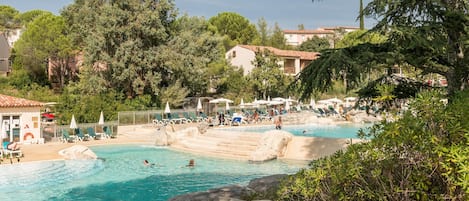 2 piscines extérieures, chaises longues