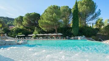 Piscine extérieure, chaises longues
