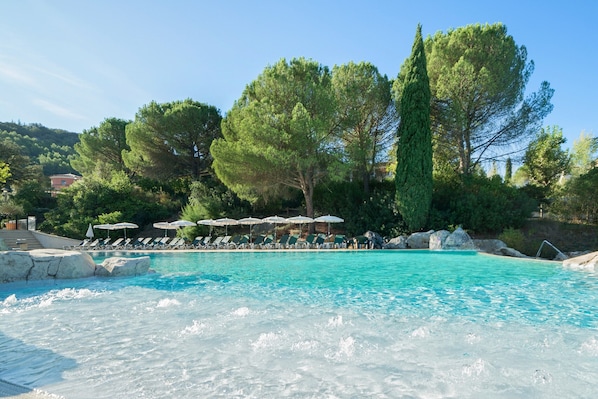 Kolam renang terbuka, kerusi lepak pantai