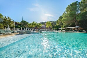 Outdoor pool, pool loungers - SOWELL HOTELS Ardèche (Grospierres)