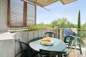 Terrace/patio - SOWELL HOTELS Ardèche (Grospierres)
