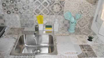 Frigorifero, forno, piano cottura, tostapane