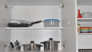 Frigorifero, forno, piano cottura, tostapane