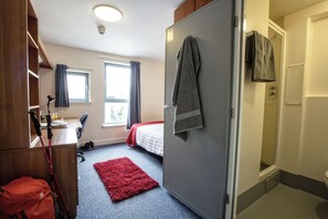 Escritorio, espacio para trabajar con un portátil, cortinas opacas