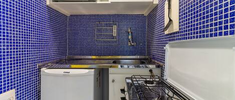 Fridge, microwave, oven, coffee/tea maker