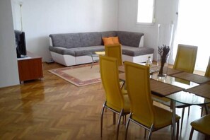 Appartement, 2 chambres, accessible aux personnes à mobilité réduite, fumeur | Salle de séjour | Téléviseur