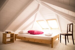 2 عدّة غرف نوم ومكواة/لوح كي وملاءات أسرّة