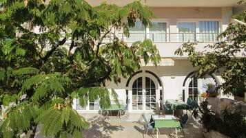 Room, 1 Bedroom, Smoking, Garden View | Front of property