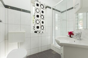 Room, 1 Bedroom, Smoking, Garden View | Bathroom | Free toiletries, towels