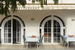 Room, 1 Bedroom, Smoking, Garden View | Front of property