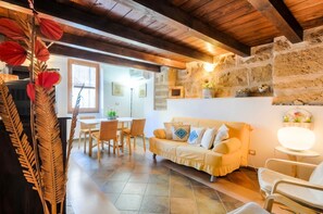 Appartement, 1 chambre, vue sur la ville | Aire de séjour | Téléviseur