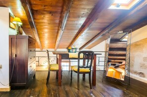 Apartamento, 1 quarto, vista para a cidade | 1 quarto, escrivaninha
