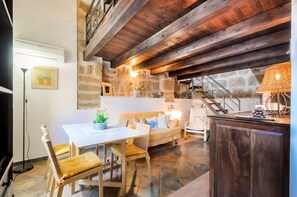 Appartement, 1 chambre, vue sur la ville | Aire de séjour | Téléviseur