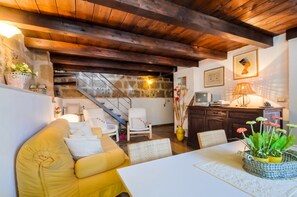 Apartamento, 1 quarto, vista para a cidade | Sala de estar | TV