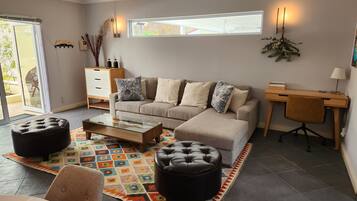 House, 2 Bedrooms, Smoking, Patio | Living room | Books