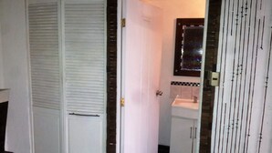 Apartment, 1 Bedroom, Smoking, Patio | Bathroom