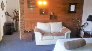 Apartment, 1 Bedroom, Smoking, Patio | Lounge