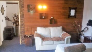 Apartment, 1 Bedroom, Smoking, Patio | Lounge