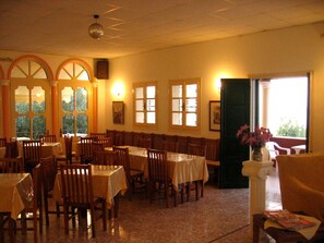 Habitación, 1 habitación, balcón | Restaurantes
