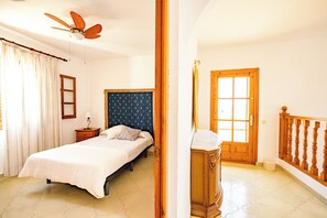 4 bedrooms, iron/ironing board, travel crib, free WiFi - On the beach (Ventanicas-el Cantal)