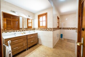 Shower - On the beach (Ventanicas-el Cantal)