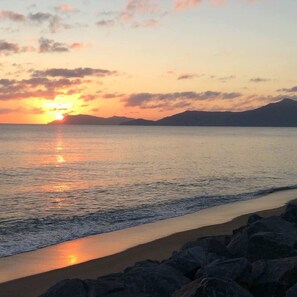 Beach - Oceanfront Beach House With Stunning Views - Wake up to Amazing Sunrises (Machans Beach)