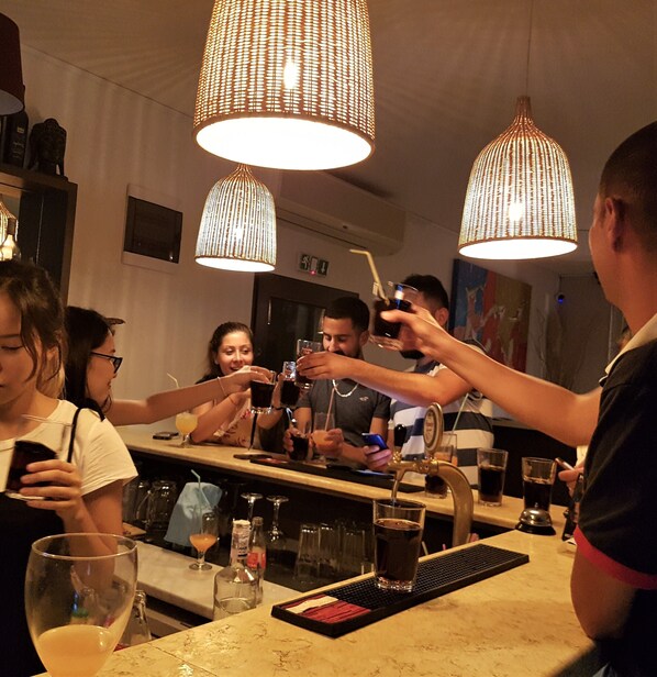 Departamento, 1 habitación, balcón | Bar (en la propiedad)