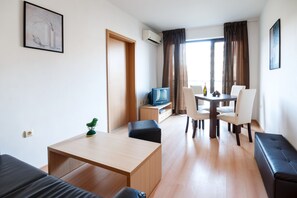Apartment, 1 Bedroom, Balcony | Dining