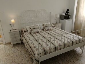 Room - Triple Room With Private Bath 10 Min From Tiburtina Station (Rome)