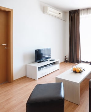 Apartment, 2 Bedrooms, Patio, Garden View | Room amenity
