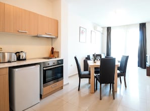 Apartment, 2 Bedrooms, Patio, Garden View | Private kitchen