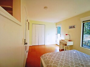 2 bedrooms, iron/ironing board - The 2 Forest Rooms--great For Family--and Views (Issaquah)