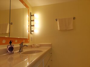 Gemeinsamer Schlafsaal, 2Â Schlafzimmer | Badezimmer | Kostenlose Toilettenartikel, Haartrockner, HandtĂŒcher, Seife