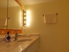 Dormitorio compartido, 2 habitaciones | Baño | Artículos de higiene personal gratuitos, secador de pelo y toallas