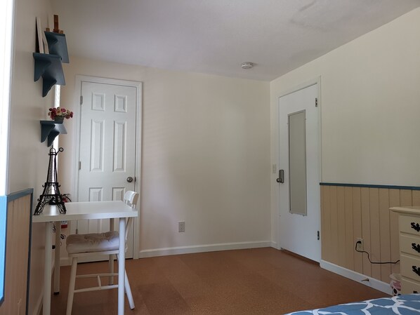 2 bedrooms, iron/ironing board - The 2 Forest Rooms--great For Family--and Views (Issaquah)