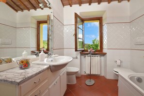 Family House, Multiple Bedrooms, Mountainside (Casa Sofi) | Bathroom