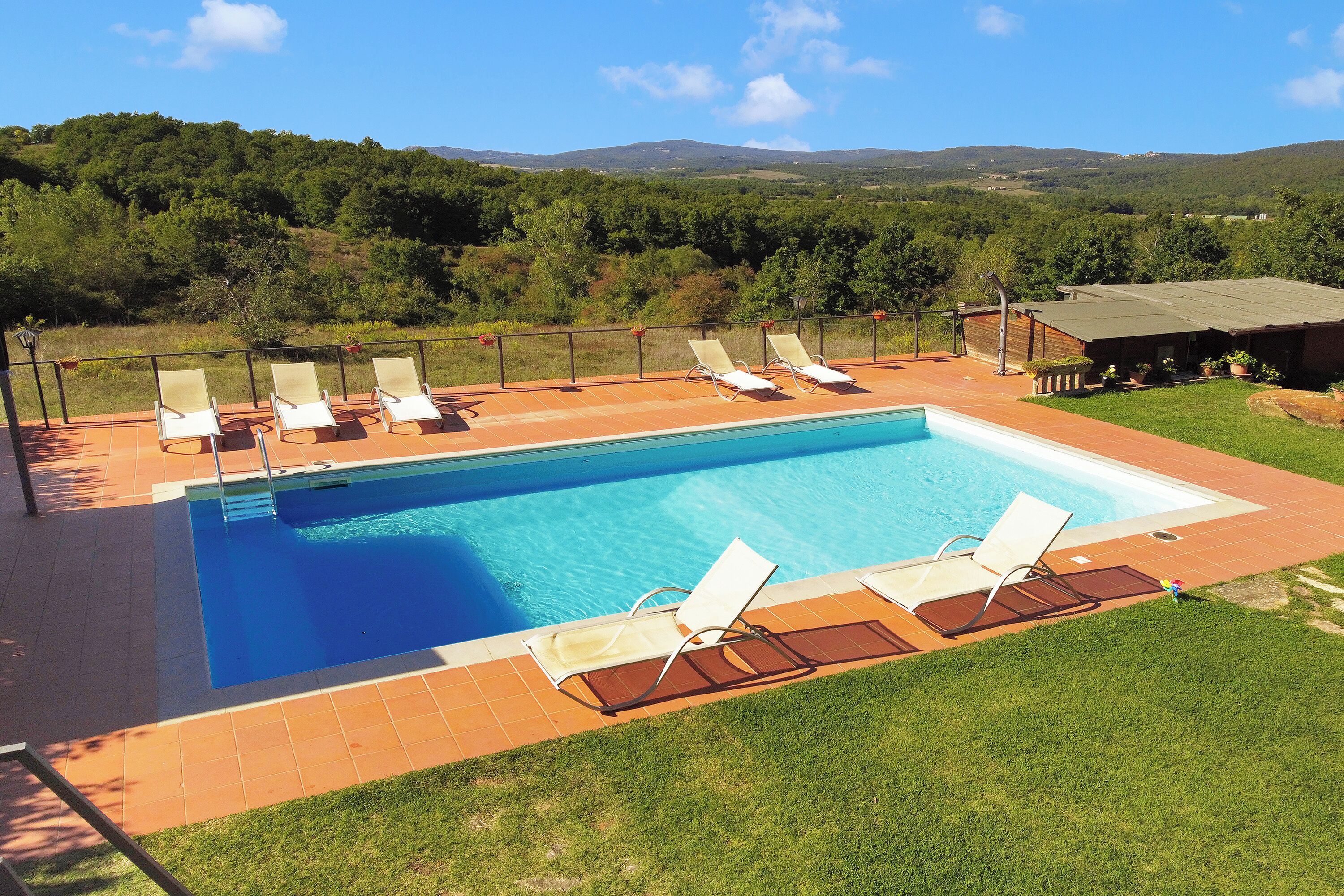 Maison Familiale, plusieurs chambres, côté montagne (Casa Sofi) | Piscine | Piscine extérieure (ouverte en saison)