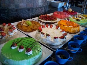 Restaurant - Central City Rooms - Queen Room With Balcony (Sofia)