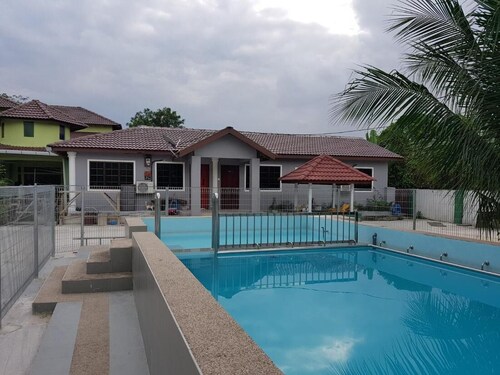 Mri Homestay Sg Buloh - 3 Br House on First Floor With Centralised Pool