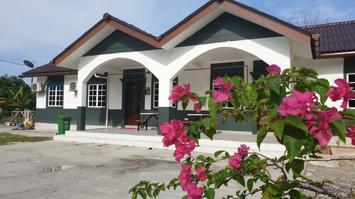 4 Bedroom Bungalow With Private Pool
