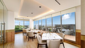Dining - Two-bedrooms, Oakwood Apartments Pik Jakarta (Jakarta)